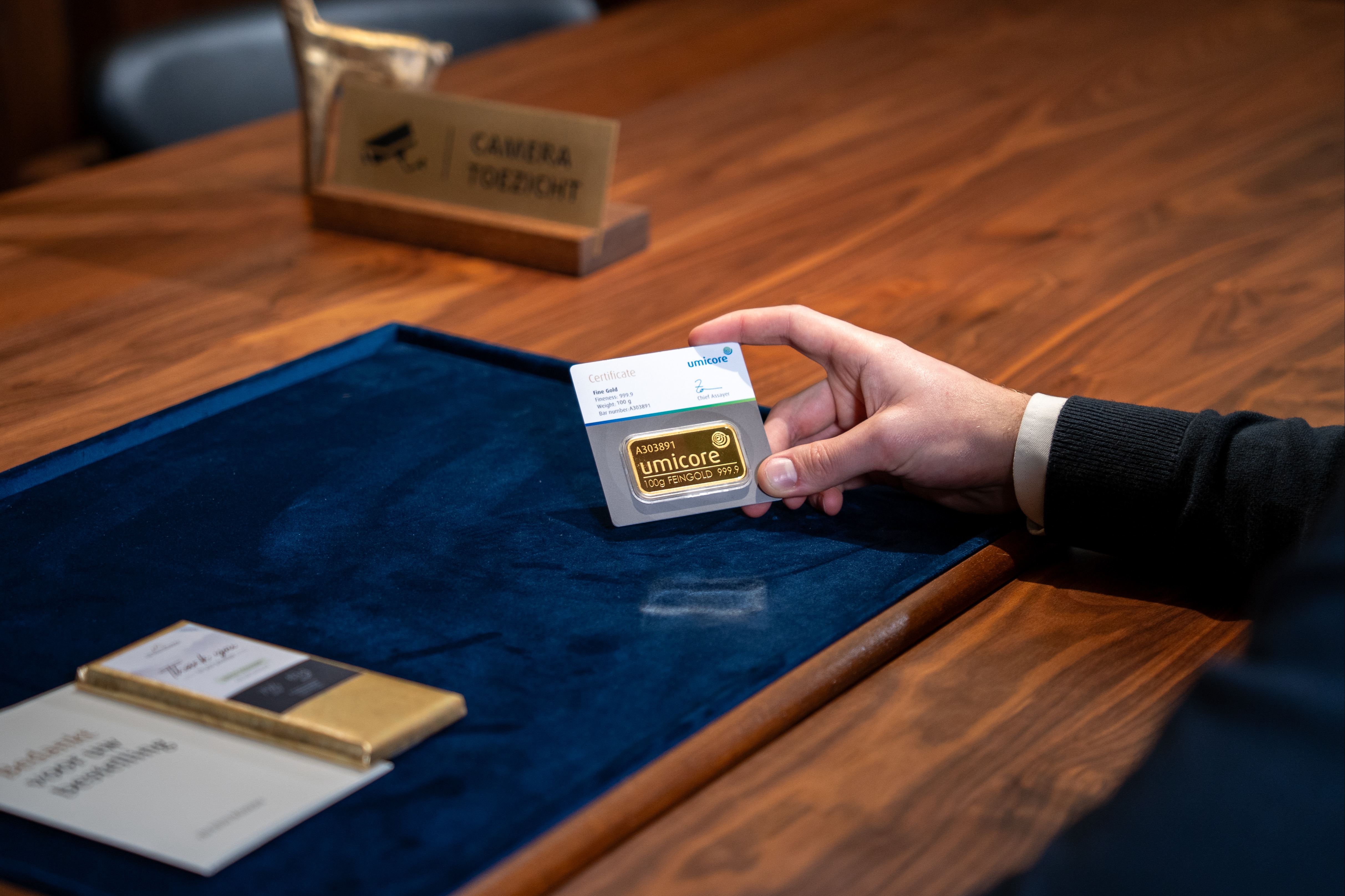 better to buy gold than savings